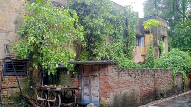 शाहजहांपुर में 'सिस्टम' की दोहरी नीति: अधिकारियों के बंगले चमचमा रहे, कर्मचारियों के सिर पर मंडरा रहा मौत का साया
